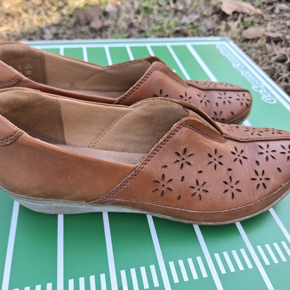 Women's Clarks Brown Leather Slip-On Shoes With Cut Out Floral Design Size 8 - Picture 2 of 7